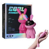 Vibrador de conejo con succionador de clítoris y funda protectora.